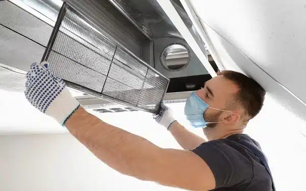 Quy trình vệ sinh điều hòa âm trần nối ống gió đúng cách