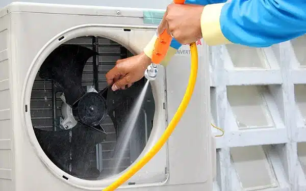 Dàn nóng điều hòa cũng cần vệ sinh định kỳ để đảm bảo hoạt động hiệu quả