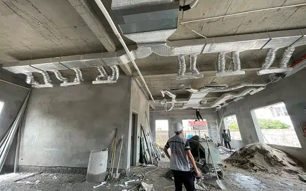 Vệ sinh điều hòa âm trần nối ống gió giúp hệ thống vận hành ổn định và hiệu quả